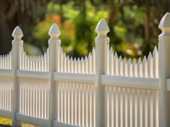 Taking a Look at the Pros and Cons of a Vinyl Fence