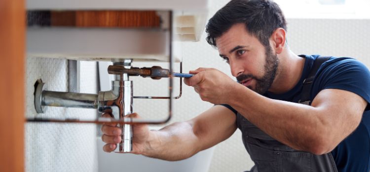 Plumber fixing