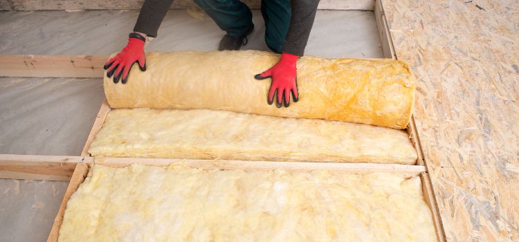 Worker insulates the floor