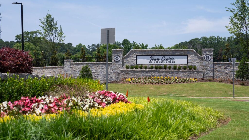 picture of Holly Springs, GA, sign that welcomes people to the area